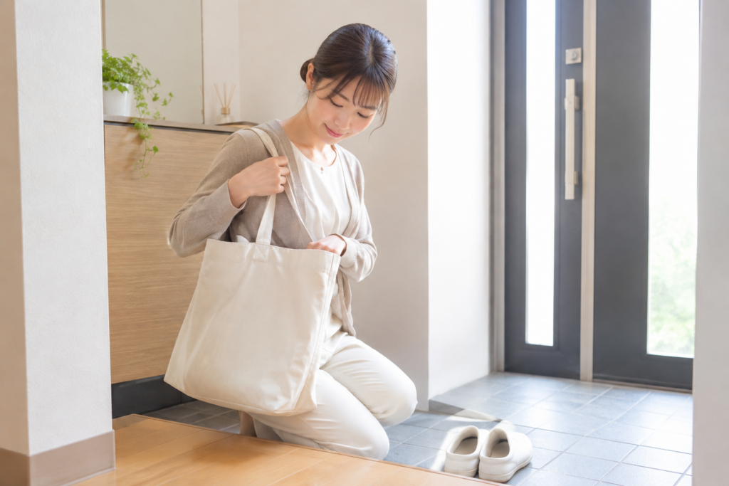 室内で女性がトートバッグの中身を確認している