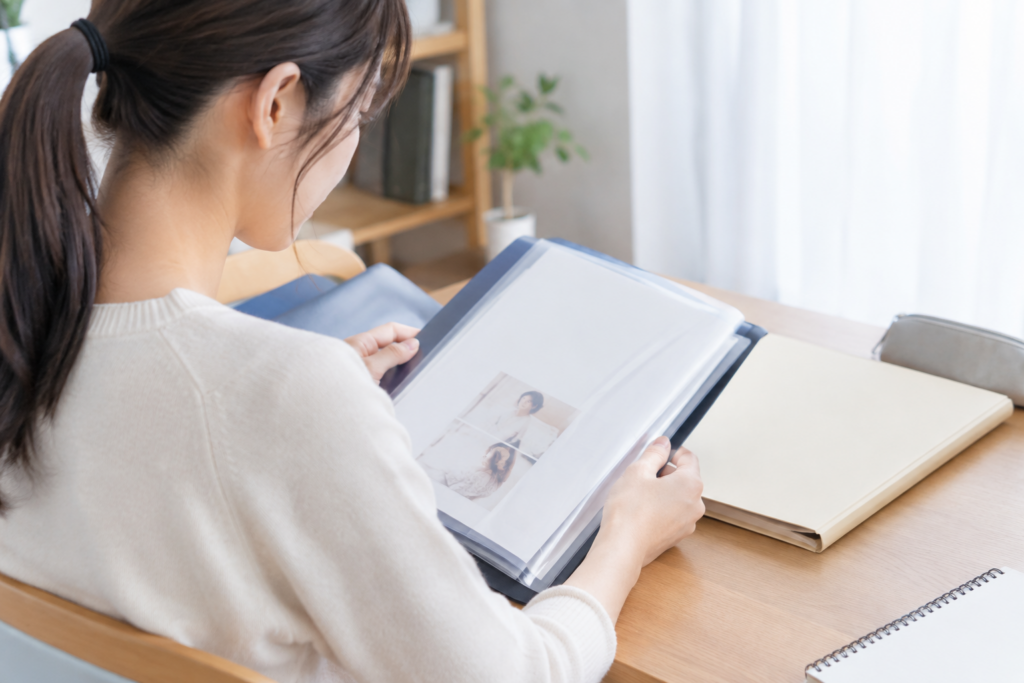 机でファイルを開いて資料を確認する女性
