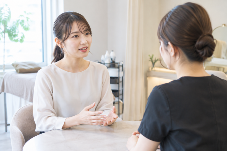美容サロンで女性同士が向かい合って面談している